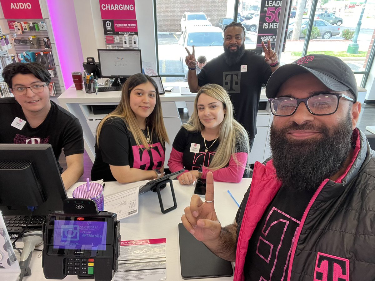 SaadYasin54's tweet photo. Oaklawn was Jukkkkin today!! Big shoutout to @Jermainemagenta for tagging along and sharing some best practices &amp; creating harmonization between neighborhood stores! 😊 One Team One Dream always! 🙏🏼 #MobFamily @maricelalunaWV @mariajimenezz4 @MarioJacksonWV @WirelessVision https://t.co/FFFQ1lfRAC
