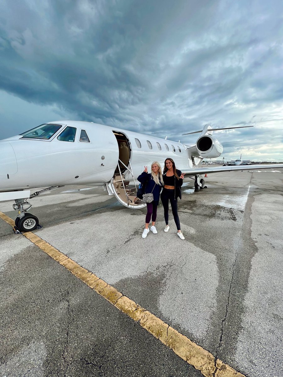 AmicazMusic's tweet photo. ✌️ @Permissionless 💜

met so many incredible people from the crypto community 🫶 

ty @blockworks for having us + @3LAU for the ride home // reminder that the grind is worth it 🔥✈️

cc @thecryptolauren https://t.co/xfMteKobWI