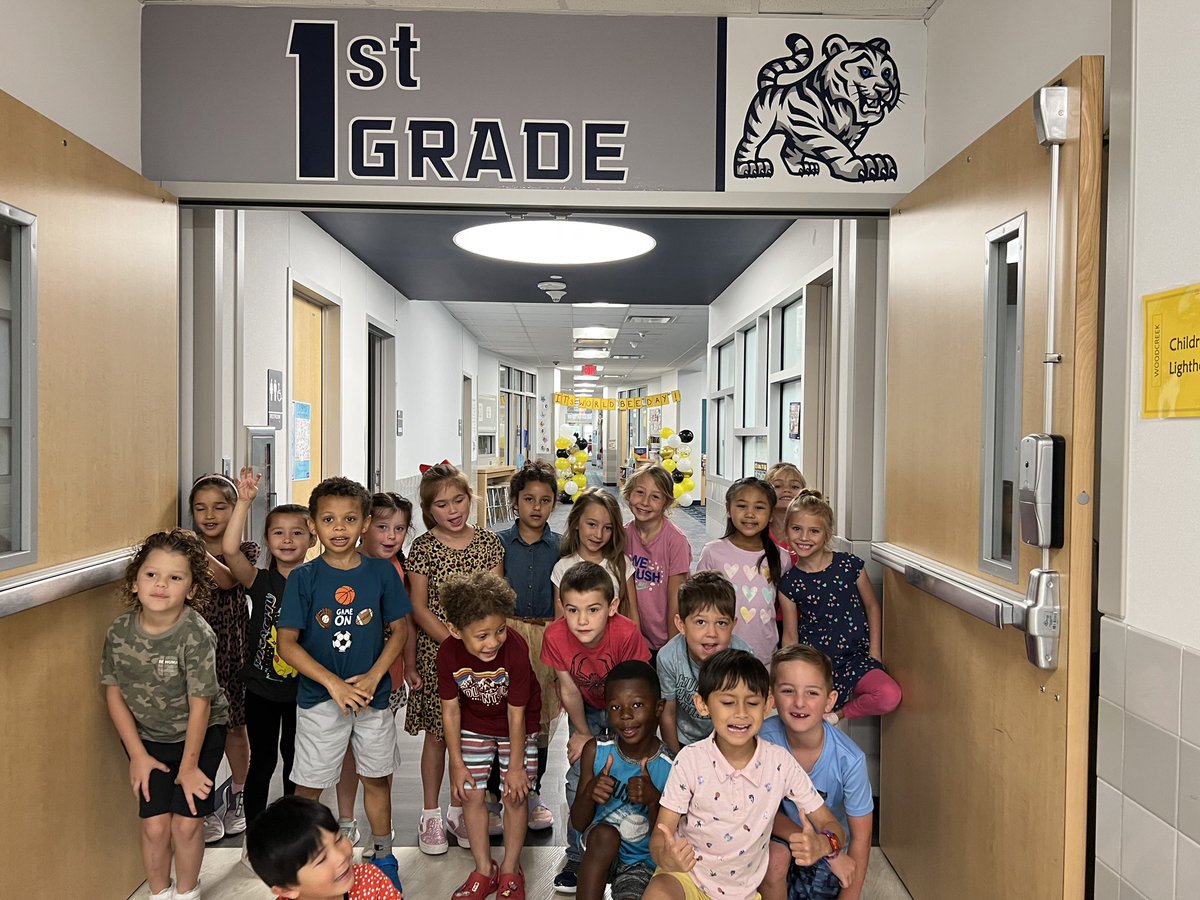 morgankinder2's tweet photo. V is for visitor day!! We went to visit the first grade hallway to get excited for next year! Thank you @mrsfrank1st for welcoming us with open arms! 🎉#bengalpride https://t.co/8aihfrV3Wq