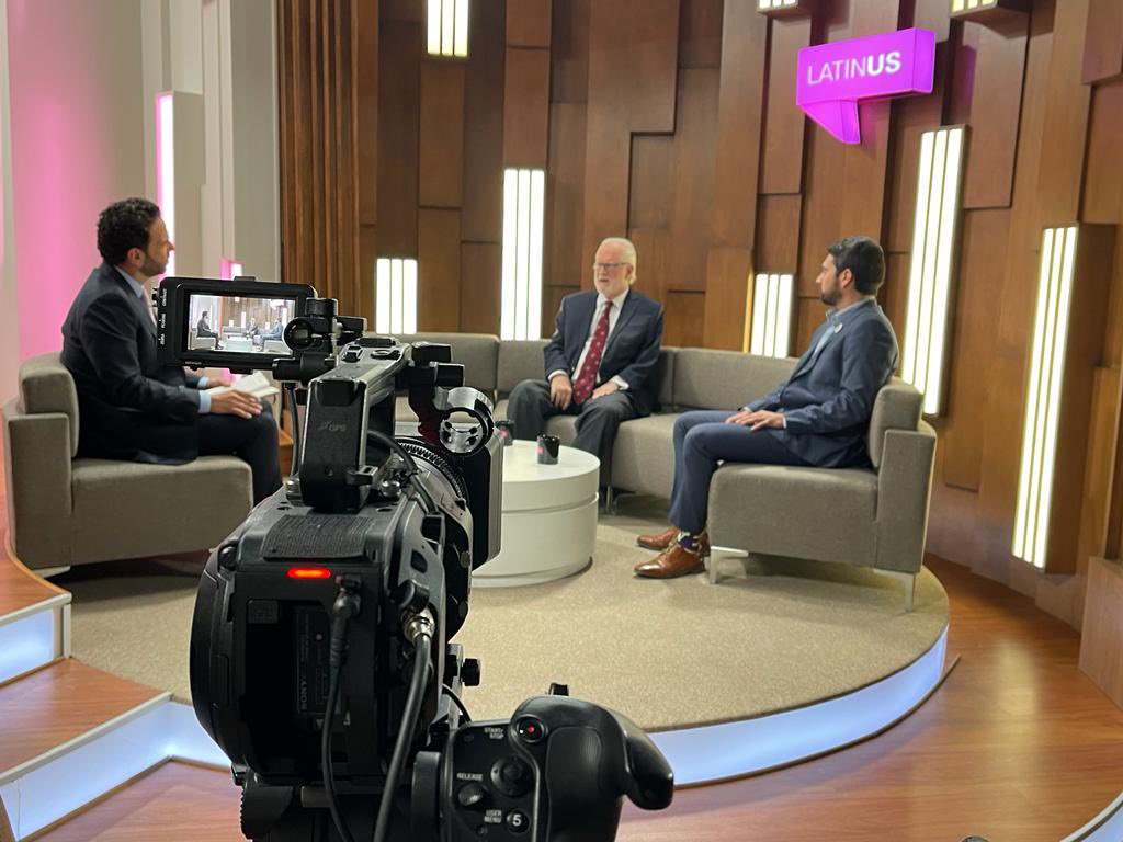 CarlosLoret's tweet image. El pleito de @lopezobrador_ con los doctores busca esconder los mdd que envía a la dictadura cubana. En el mundo, los médicos son héroes; en México son desempleados. La entrevista al embajador @rpascoep y al doctor @castanedaprado en #Loret de @latinus_us: youtu.be/SD76uyayZFo