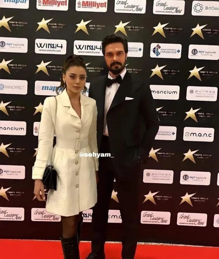 🚨🚨 A última fase da votação realizada pelo site <a href="/listelandcom/">Listeland</a> está aberta. A votação acontecerá até o dia 21 de Maio, 🚨últimas horas para ajudar #SılaTürkoğlu &amp; #HalilİbrahimCeyhan
Concorrendo a 👇👇👇
Melhor ator: listcelebs.com/poll/altin-kar…

Melhor atriz: listcelebs.com/poll/altin-guz…