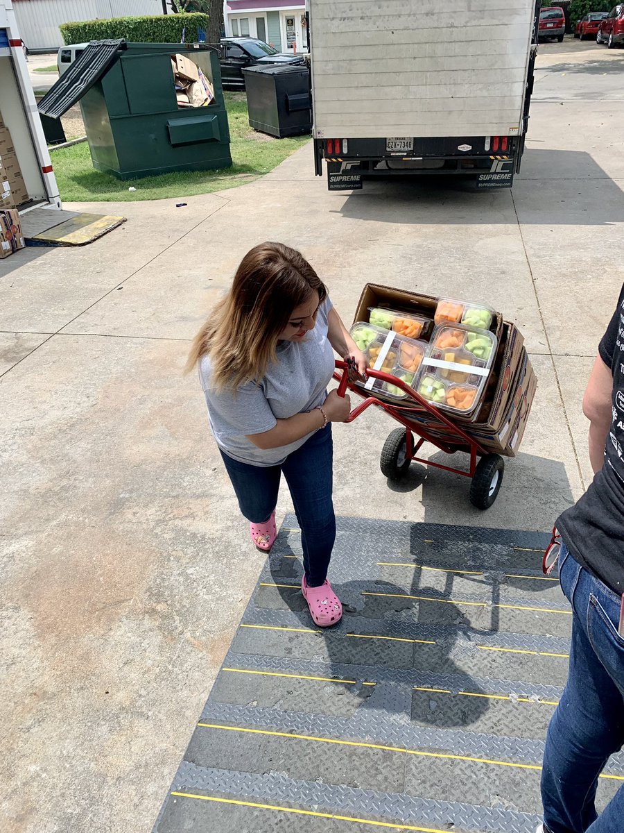 GoodSamG's tweet photo. @HarmonyEdu Ladies to Leaders raised money to charter a bus to help Good Sam with a myriad of tasks. They showed #servantleadership with their eagerness to help and focus on finishing every task. Heartfelt thanks, Mrs. Brooks and team! #LeadershipMatters #sophomores #givingback https://t.co/1VX5UhdaLQ