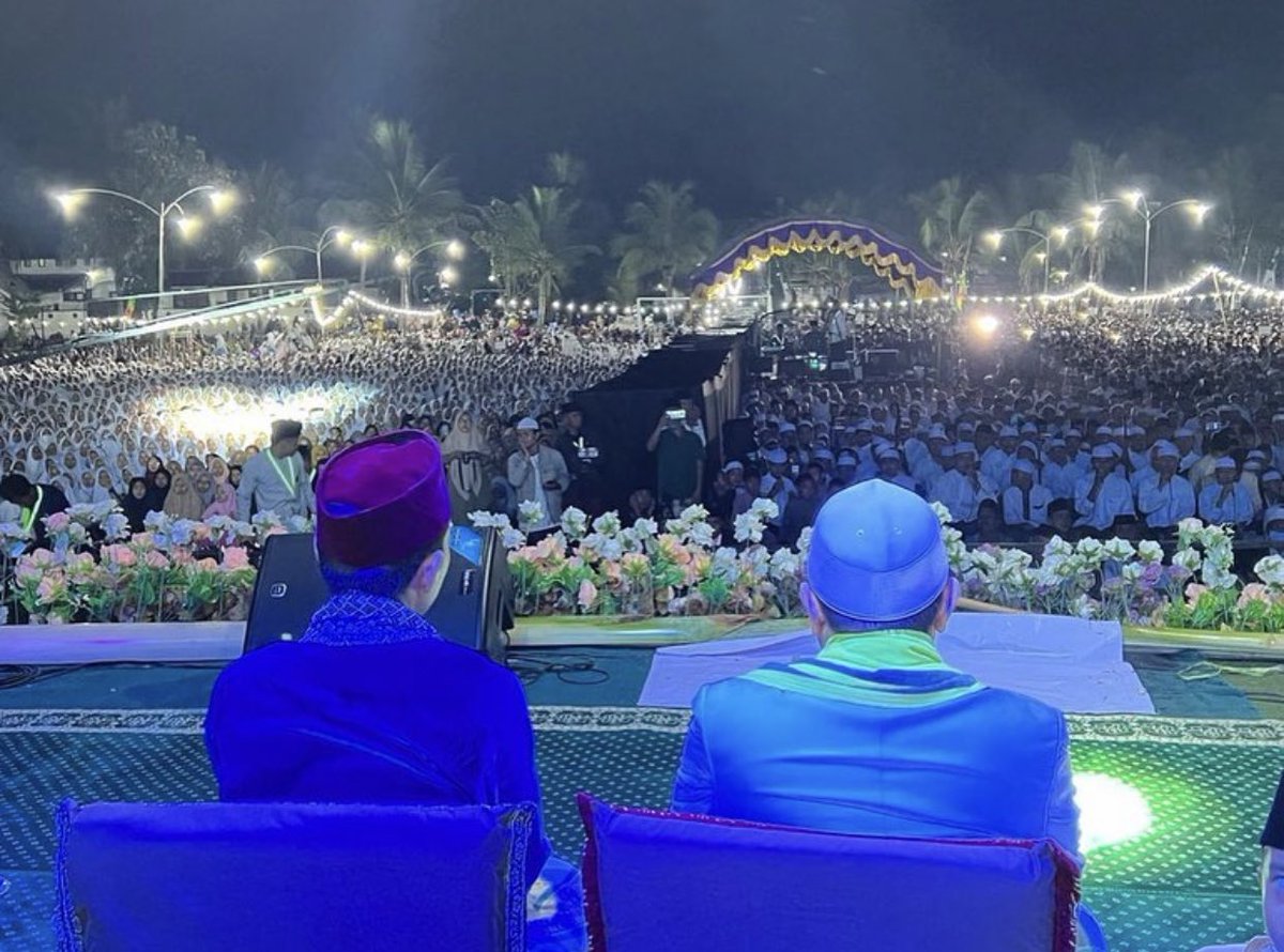 Foto2 tabligh akbar UAS di Ponpes Al-Amin Sumenep ini menjawab hoax katanya UAS ditolak masyarakat Madura 😅. Ayolah, jgnlah kebencian membuat kalian bersikap tdk adil. Setiap acara beliau selalu dihadiri lautan manusia, masyarakat bgtu mencintai UAS. Segelintir saja yg tdk suka.