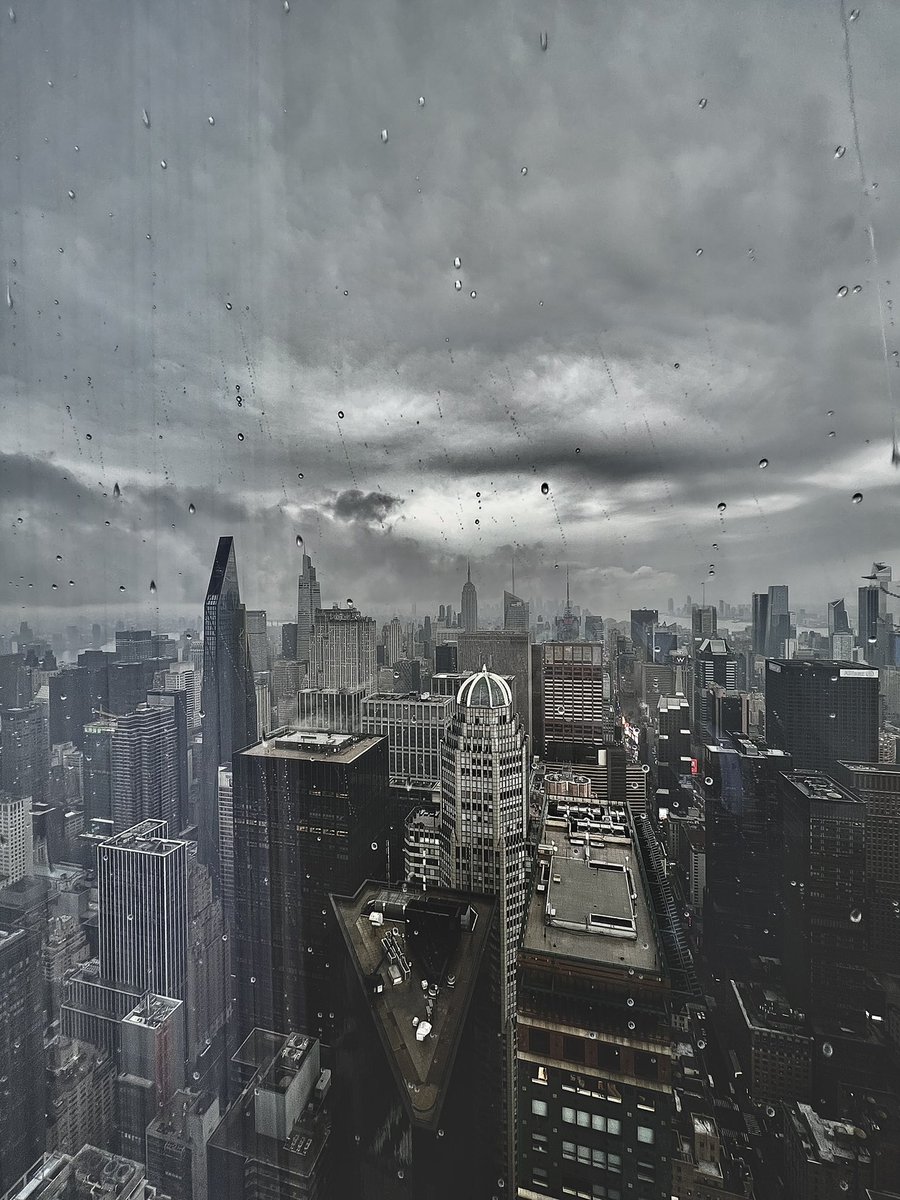 HuLuxury's tweet photo. You find beauty in any situation. #nature #dark #RainyDay #newyork #dramatic #manhattan #realestate #cityviews https://t.co/rxea54CWKW