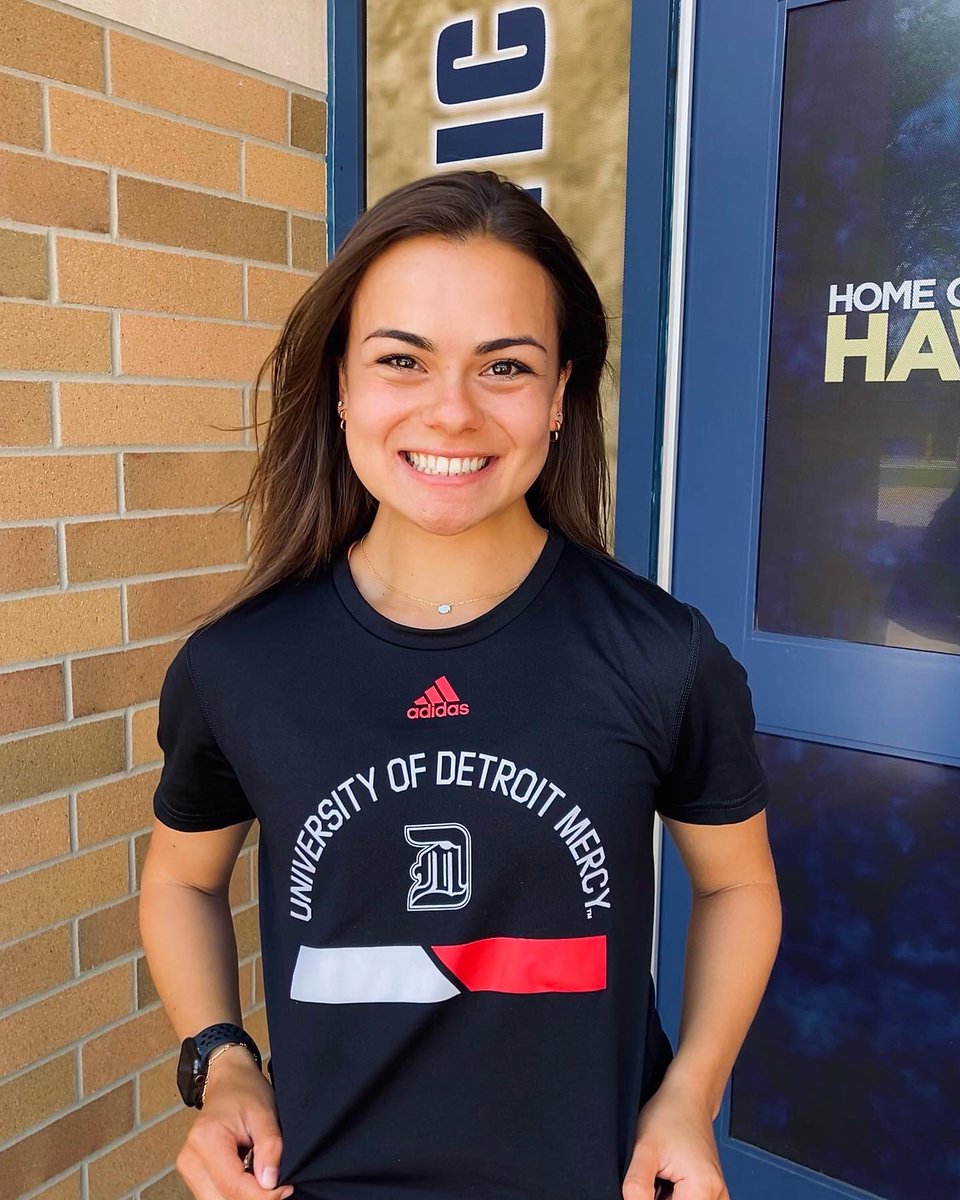 DCGirlsXC's tweet photo. Congratulations to Ayva Schmalz for officially signing with Detroit Mercy! Also, we found out today she is the 2021-2022 DCHS Female Athlete of the Year. #dcxc #decaturproud https://t.co/mXuV8TEorS