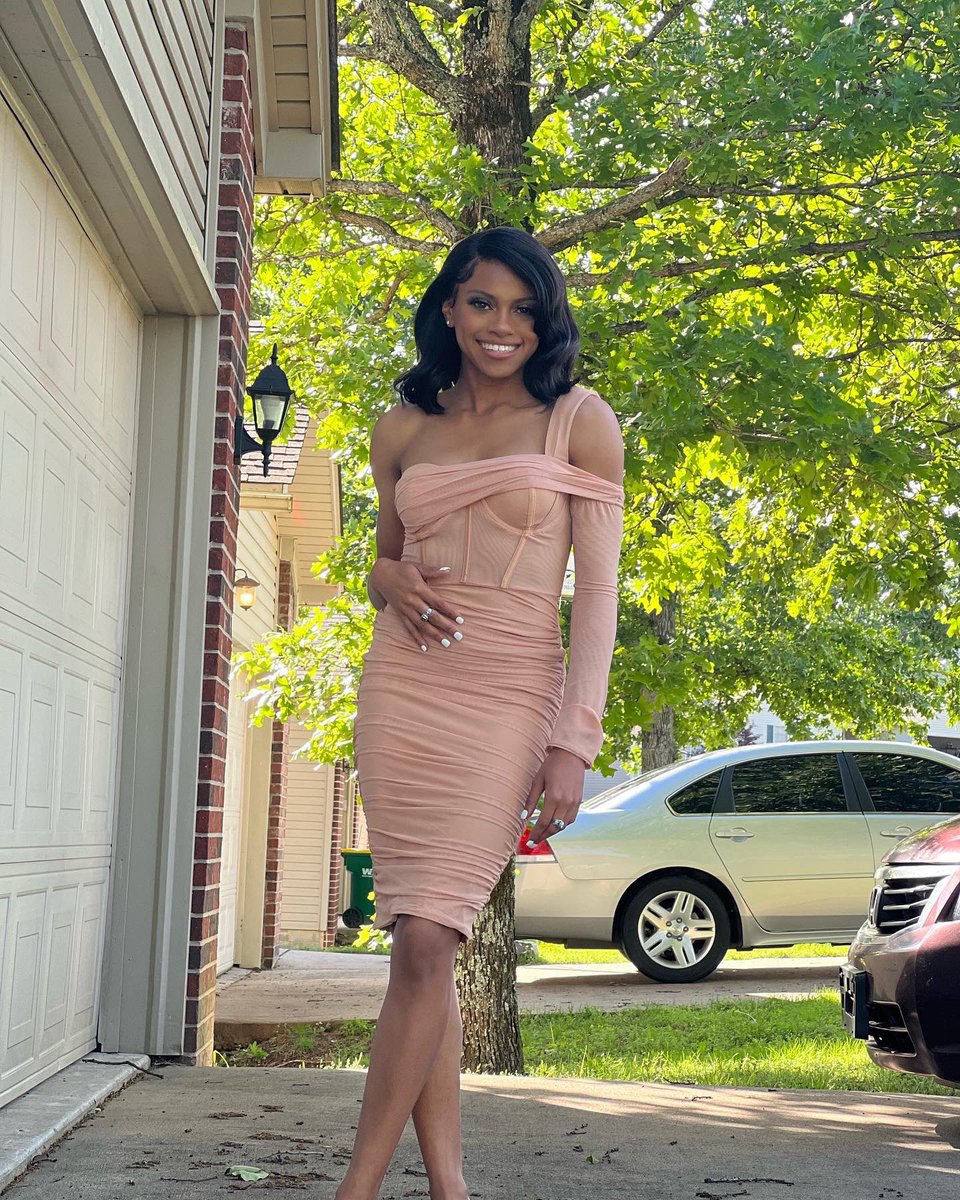 AjahRachell's tweet image. My post is two weeks late, but I got my masters, y’all!! 🎊🎓