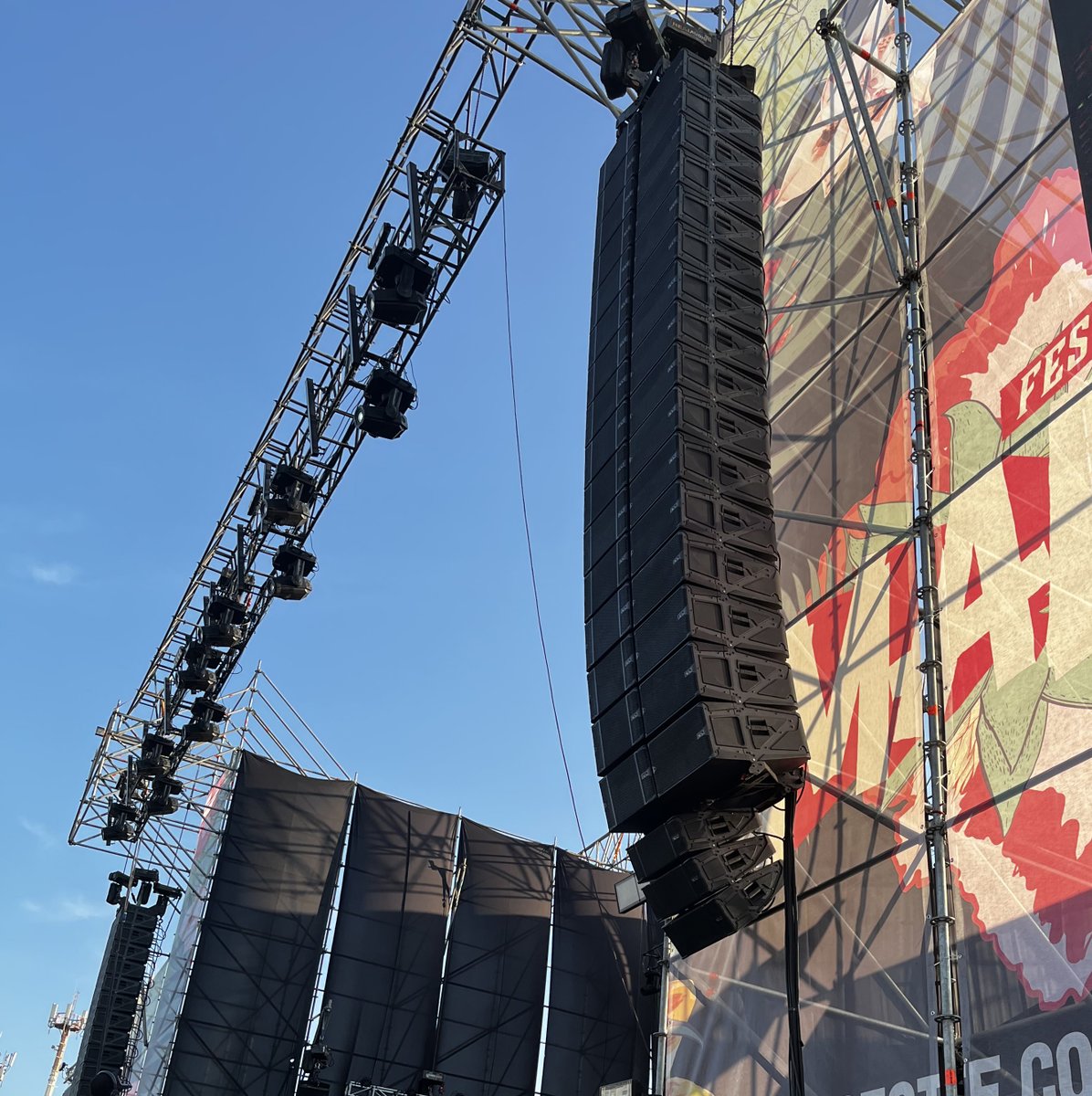 LatamStage's tweet photo. Real Audio Sistemas y STM de #NEXO para los festivales más grandes de #Chile🇨🇱
módulos #STM M46 y subs #B112 + STM M28 Omni como downfills + 36 STM S118 Subs en un formato LCR de 12 cada uno frente al escenario!
👉https://t.co/mp2o9Js0aW
📰https://t.co/zEJ1443dl1
 #LatamStageNews https://t.co/oNVJQvFQo8