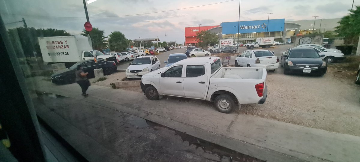 littlebean16's tweet photo. Los días siguen pasando, los autos continúan estacionandose en plena glorieta del Polígono y en la banqueta. @TransitoBJ brilla por su ausencia y desinterés. #HazloIncorrecto mañana nuevo reporte.
@AytoCancun @CancunSOS @CrissyGarzaO https://t.co/ZAVnIOOidG