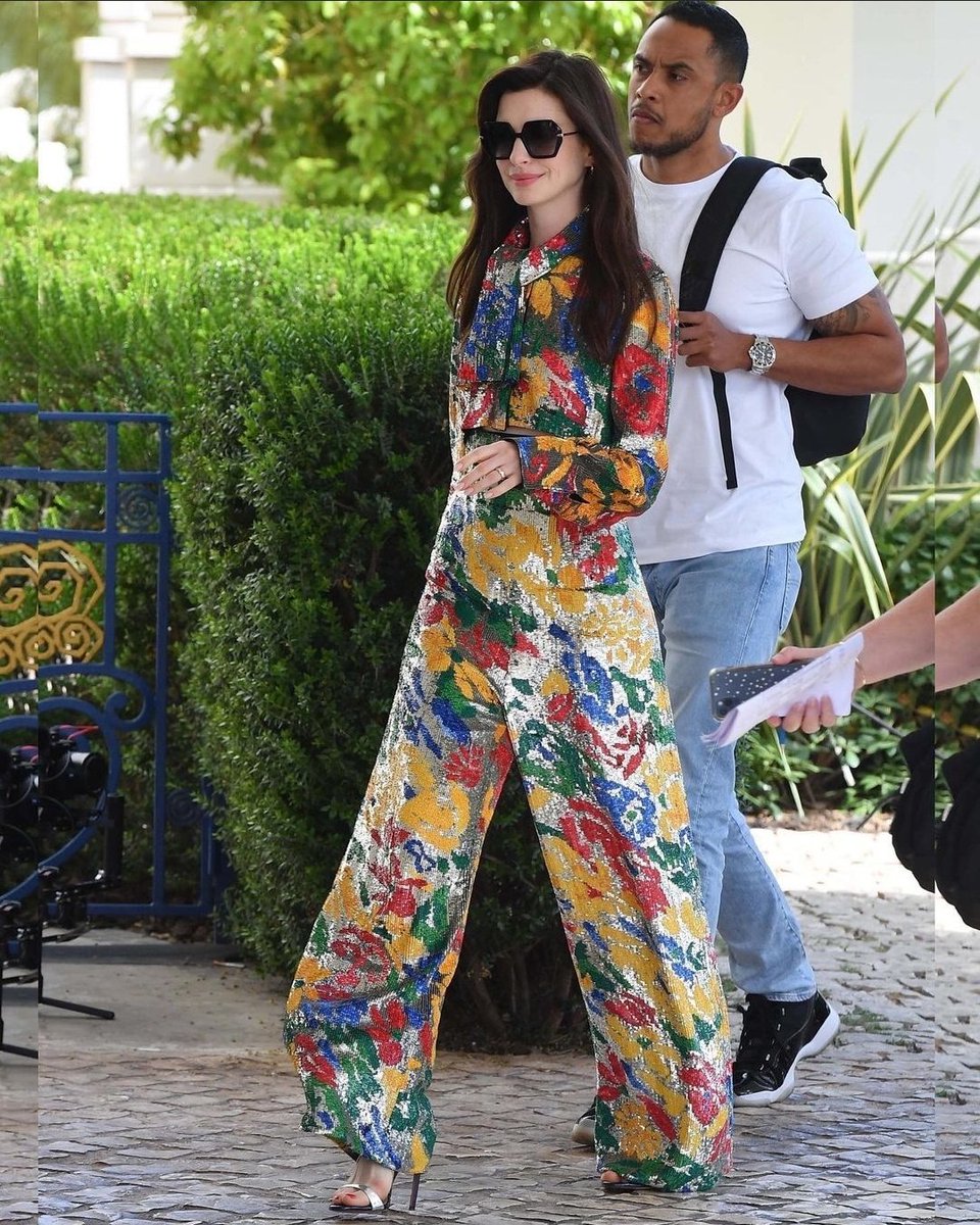 sosagustina's tweet photo. Necesito que Anne Hathaway se calme con los lookazos que está metiendo en el Festival de Cannes porque me va a dar algo https://t.co/z2eFjk2XAC