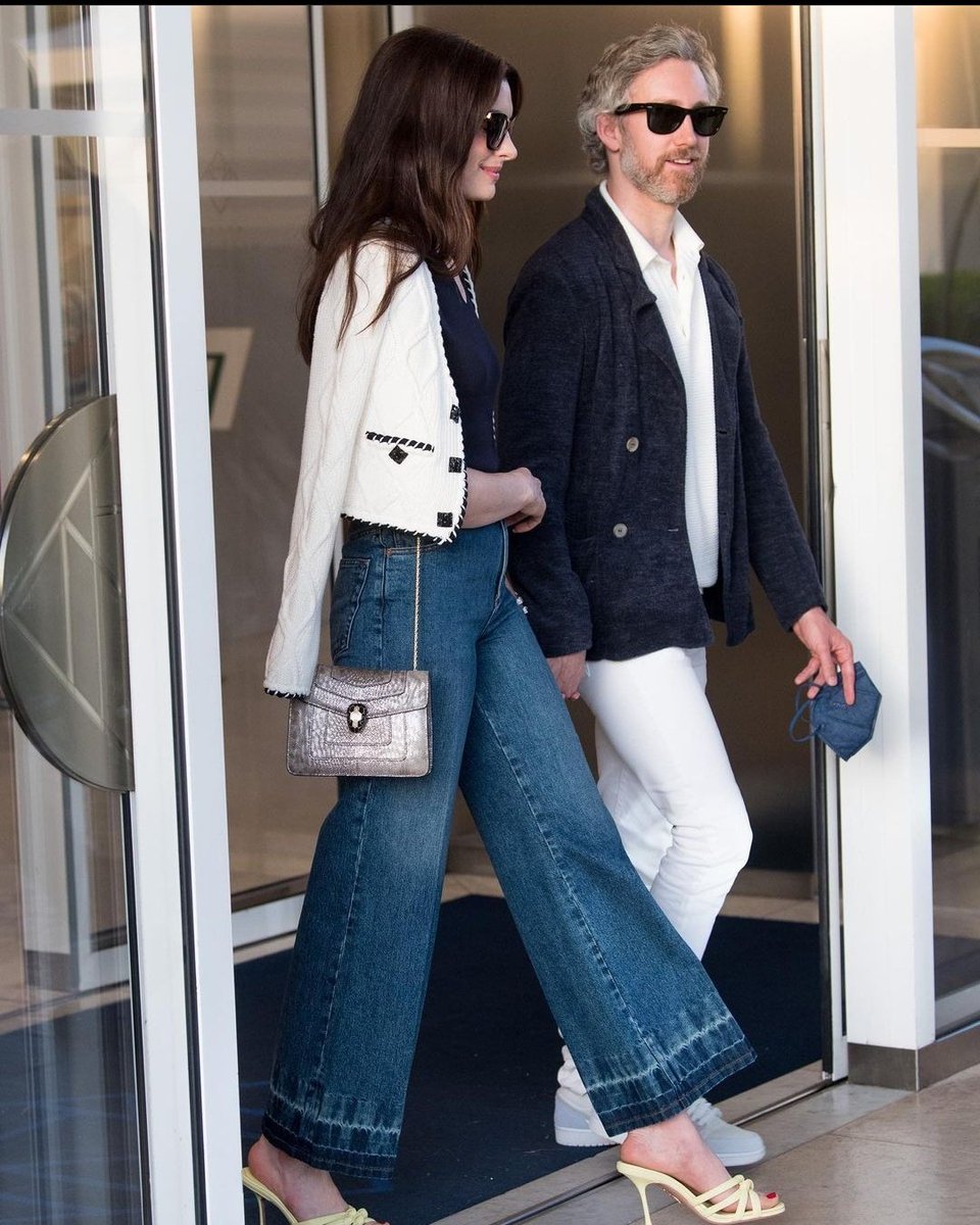 sosagustina's tweet photo. Necesito que Anne Hathaway se calme con los lookazos que está metiendo en el Festival de Cannes porque me va a dar algo https://t.co/z2eFjk2XAC