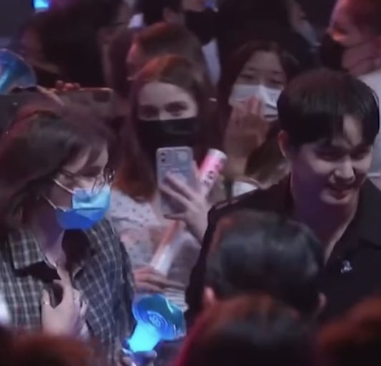 yfieee_'s tweet photo. The Melody that Hyunsik picked was the one who held the “BTOB 4EVER 7” paper. Damn!! https://t.co/NiN3FCijja