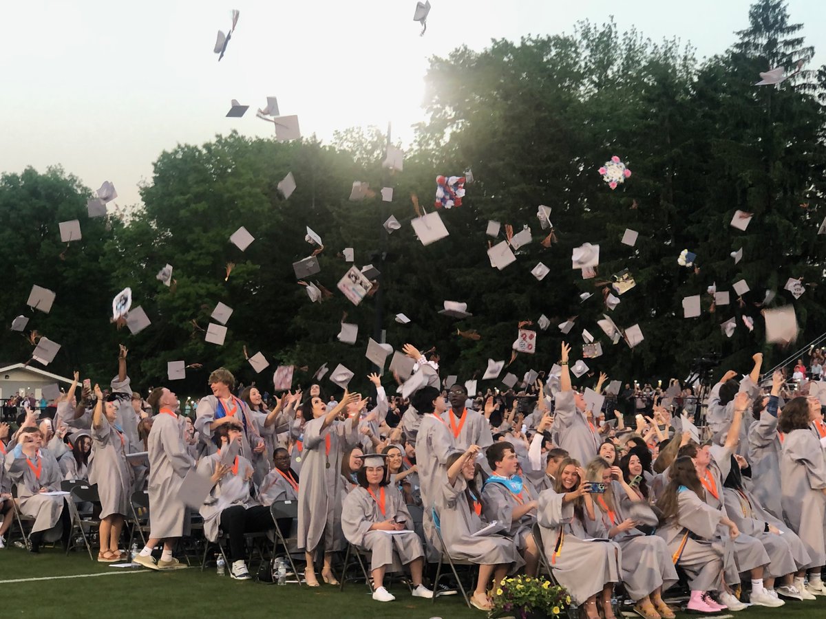 DCS_Pacers's tweet photo. Congratulations Hayes Graduates! #2022 https://t.co/ySVJNqGG4m