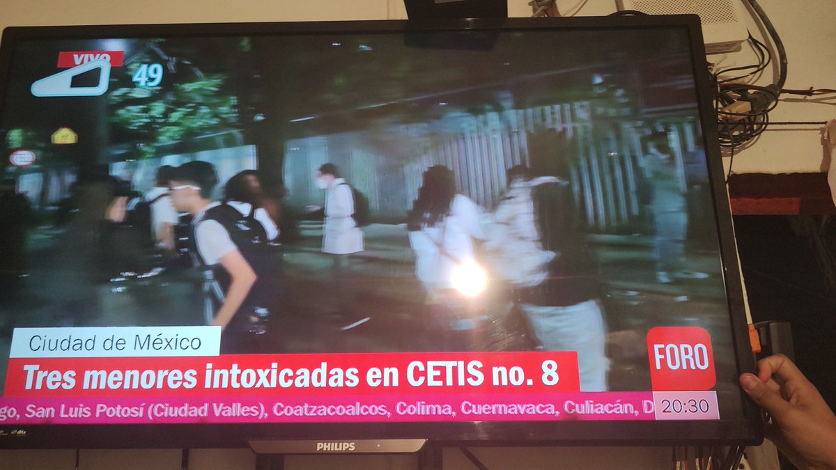 JonathanCrden17's tweet photo. @ForoTV_Noticias @Claudiashein  @SSPCMexico 
El chico de lentes que está con la señora de negro, es uno de los responsables de la distribución de estupefacientes en la preparatoria.Pongan manos a la obra, ya que el director y profesor de español son consumidores y corruptos. https://t.co/HVS439Ow9O