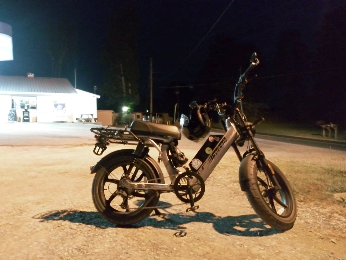 KieeeShadow's tweet photo. First night ride done! Did some exploring, was blinded a few times by idiot drivers, nothing else eventful happened. https://t.co/ShKbLzSN6X