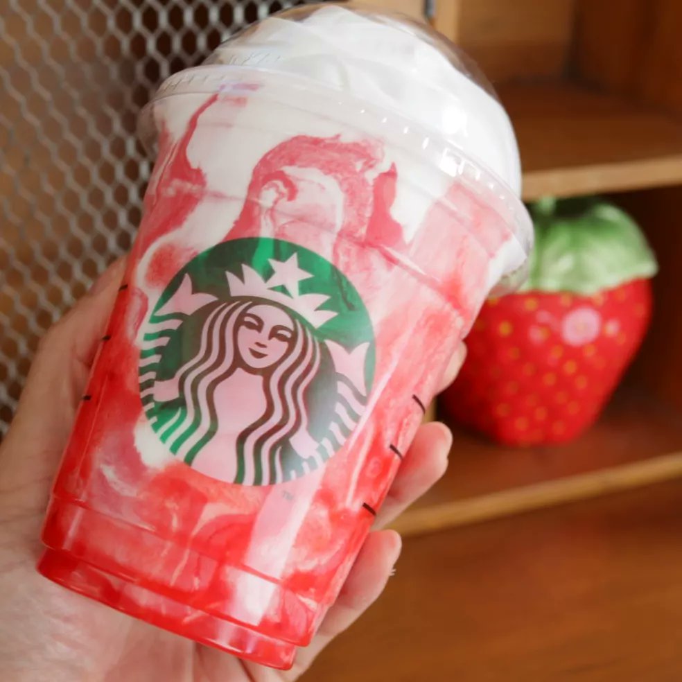 スタバのストロベリーフラペチーノが可愛くて容器を使って作りました 