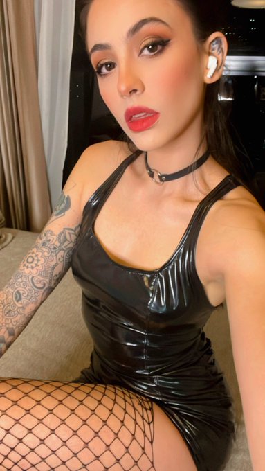 I&rsquo;m online https://t.co/4RfYOh1CMA https://t.co/8A1xUR8AV8