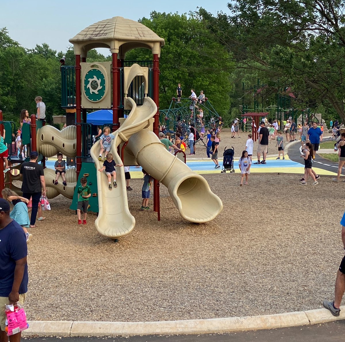 CrozetElem's tweet photo. Super thanks @CrozetPTO @CrozetFire @ACPD_VA our Eagle Run event @CrozetKids @BrownsvilleES joining us @k12albemarle what a huge turn out, beautiful, fun community-building event! #djguyton #zoomfencing #crozetcreamery #mobilicious #popitospizza #hopechurch #parentvolunteers https://t.co/BvpjN2DH16