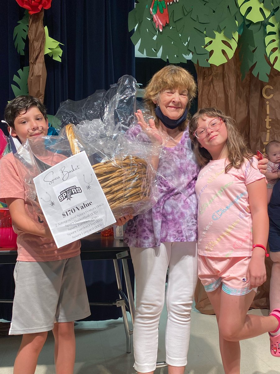 MurninPta's tweet photo. Congratulations to all of our winners and THANK YOU to everyone who participated in our silent auction this year!  Here’s some of our winners with their  baskets https://t.co/ByiDa3KSKF