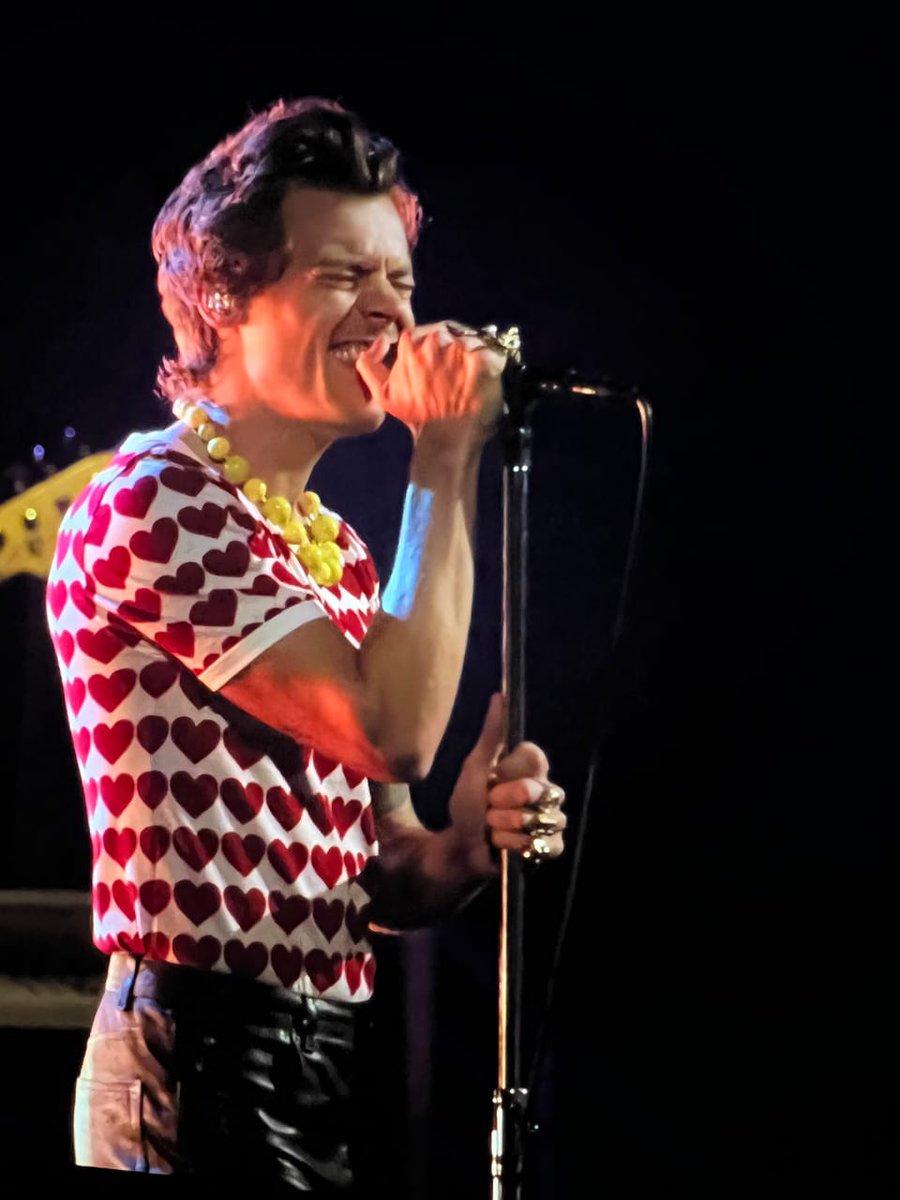 fitflouisst's tweet photo. HILO DE FOTOS / VIDEOS DE HARRY STYLES EN SU PRESENTACIÓN ONE NIGHT ONLY NY 💗 RT PARA SALVAR VIDAS https://t.co/j2g2aBdLZQ