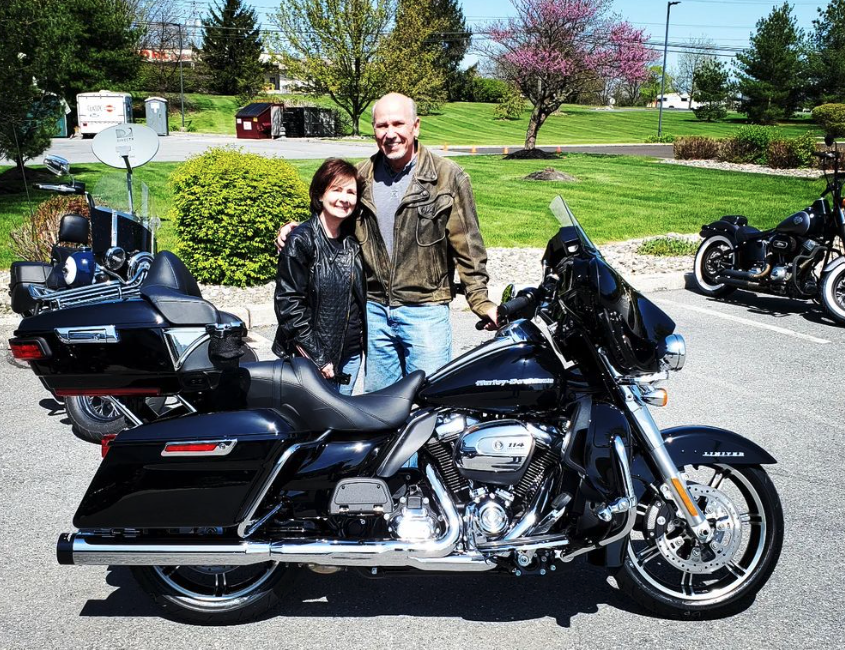 CHDofReading's tweet photo. Congratulations Scott and JoAnn on your new 2022 FLHTK Ultra Limited in Vivid Black!
#coupleswhoride #harleydavidson #chdofreading #touring#bagger #flhtk #ultralimited #ultra #limited #milwaukeeeight#114 #vividblack #batwing #freedommachine #letsride https://t.co/A5vR68VB2L