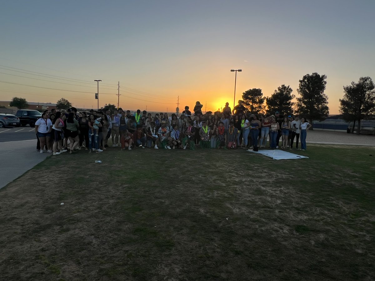 JaimeParraTeach's tweet photo. C/O 2022 Senior Sunset!!! Shout out to Ms. Norman, Coach Max, Ms. Lozano and our students for getting this event together!! #SanEliNation https://t.co/uQasaHJ87e