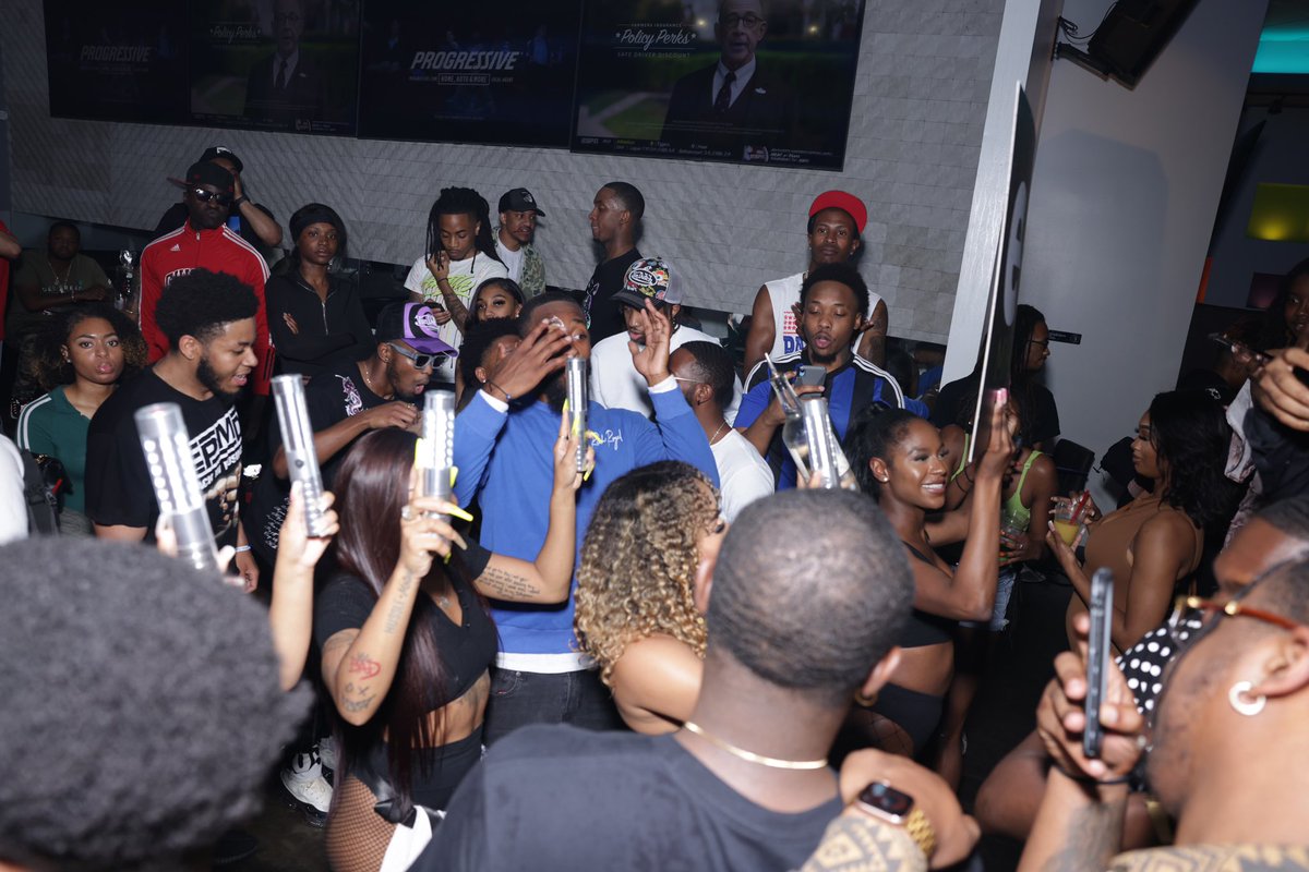 hauserg01's tweet photo. Yeaa we do this 
#PrettyWednesday x #Wowednesday 
COZY + LAW 
•
•
•
Bottle Service, Sections, &amp; Hookah

Kitchen open till 1am

Book sections/tables 🏃🏾’n low🗣 https://t.co/AH1cbMSv6P