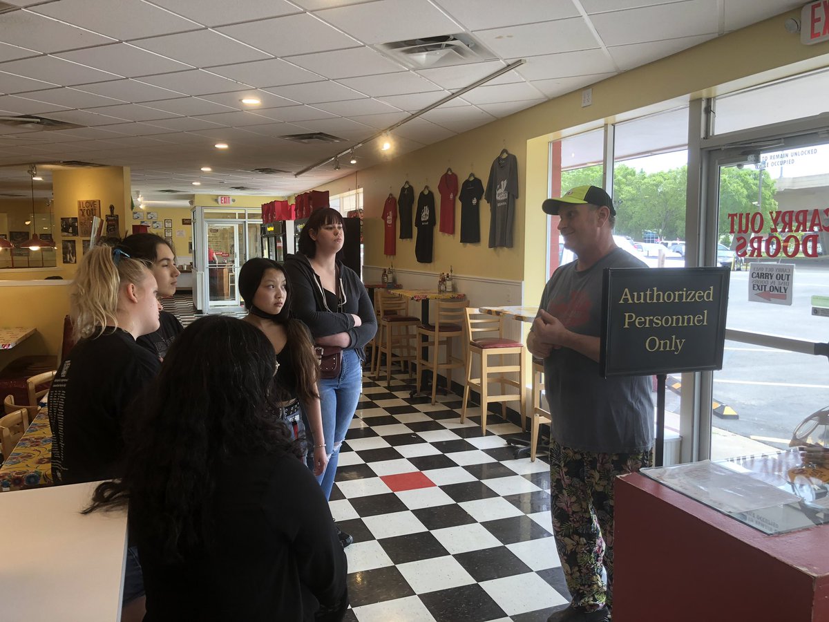 HeightsFACS's tweet photo. Thank you to Do Dah Diner for hosting @HeightsHSusd259 Culinary Applications class today. Industry partners making classroom instruction come to life. #HeightsCulinary #ProStart https://t.co/mxpvgbf1R4