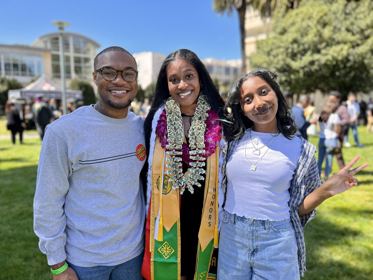 usfca's tweet photo. Congratulations to the 2,375 graduates of USF’s spring Class of 2022! You join an alumni network of more than 119,000 around the world 🌎 

Commencement celebrations continue through Saturday. Go Dons! 🌁🎓 

Commencement schedule and livestreams: https://t.co/SYd0oeeBpT https://t.co/PECQcMW97s