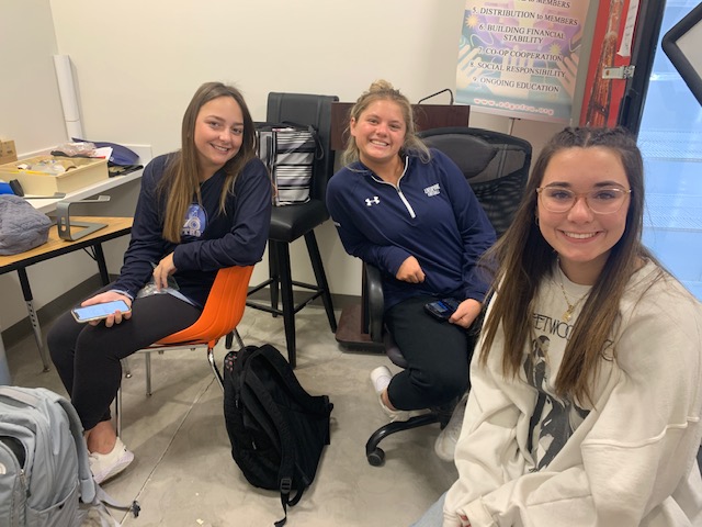 EdgeFCU's tweet photo. The Edge Liverpool Student Branch has some great volunteers this month! Thanks for your help. #LiverpoolHS #EdgeFCU https://t.co/p61b464v7a