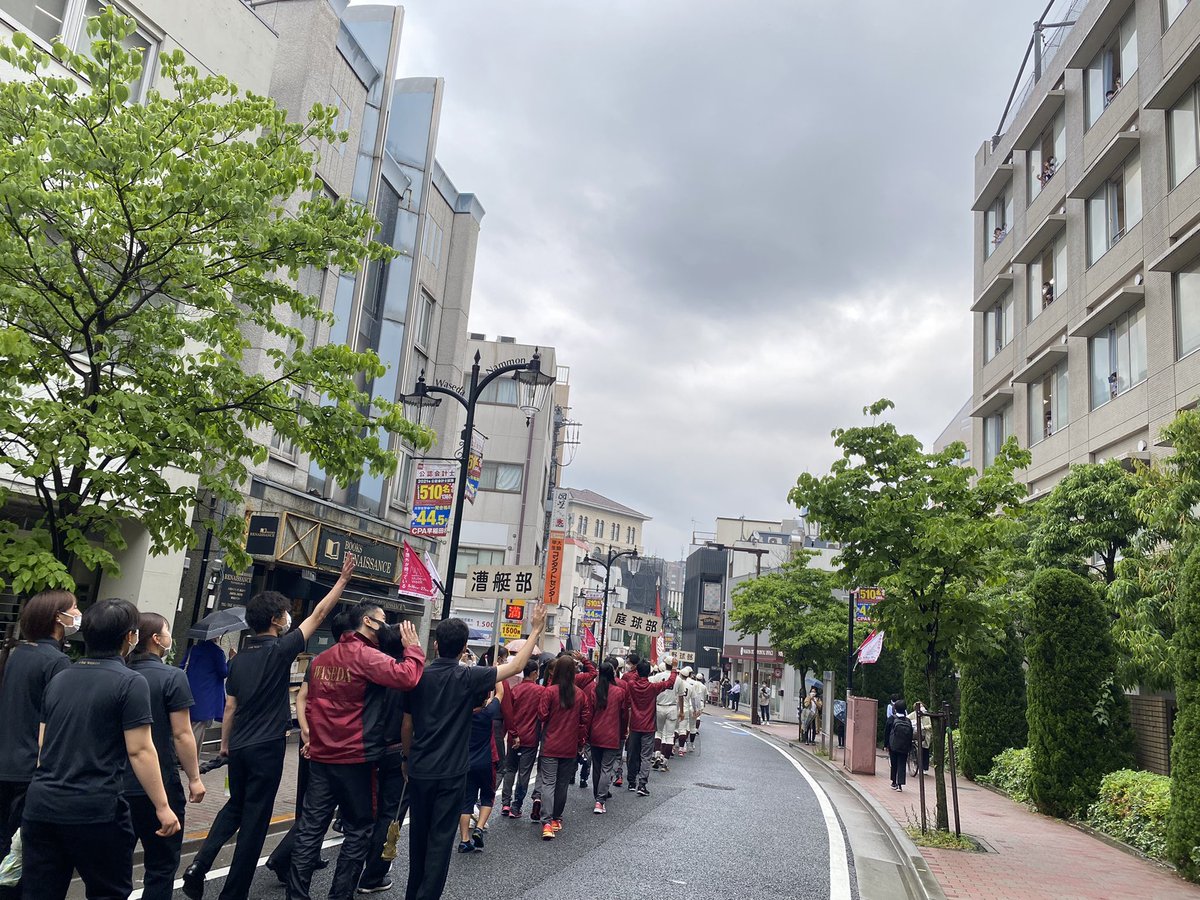 wasedau_sports's tweet photo. 本日は、3年ぶりに体育各部新人パレードを行いました!
お天気は少し悪かったものの、在学生、商店街の皆さん、早稲田大学周辺の皆さんに応援頂き、新入部員の思い出に残る1日となったと思います!✨
これからも、早稲田スポーツの応援をよろしくお願いします📣
#早稲田スポーツ #BEYOND12 https://t.co/f4TJJKjmsc
