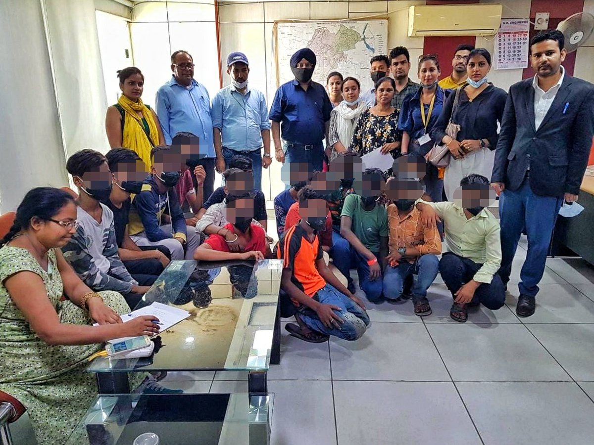 DCPCR's tweet photo. Offending employers' establishments were sealed after requisite verification.

Employing a child below 14 or an adolescent between 14 and 18 in a hazardous occupation or process is punishable!

Call #DCPCRHelpline +91-9311551393 to report instances of #ChildLabour in Delhi (2/2) https://t.co/ywyn08oiKf