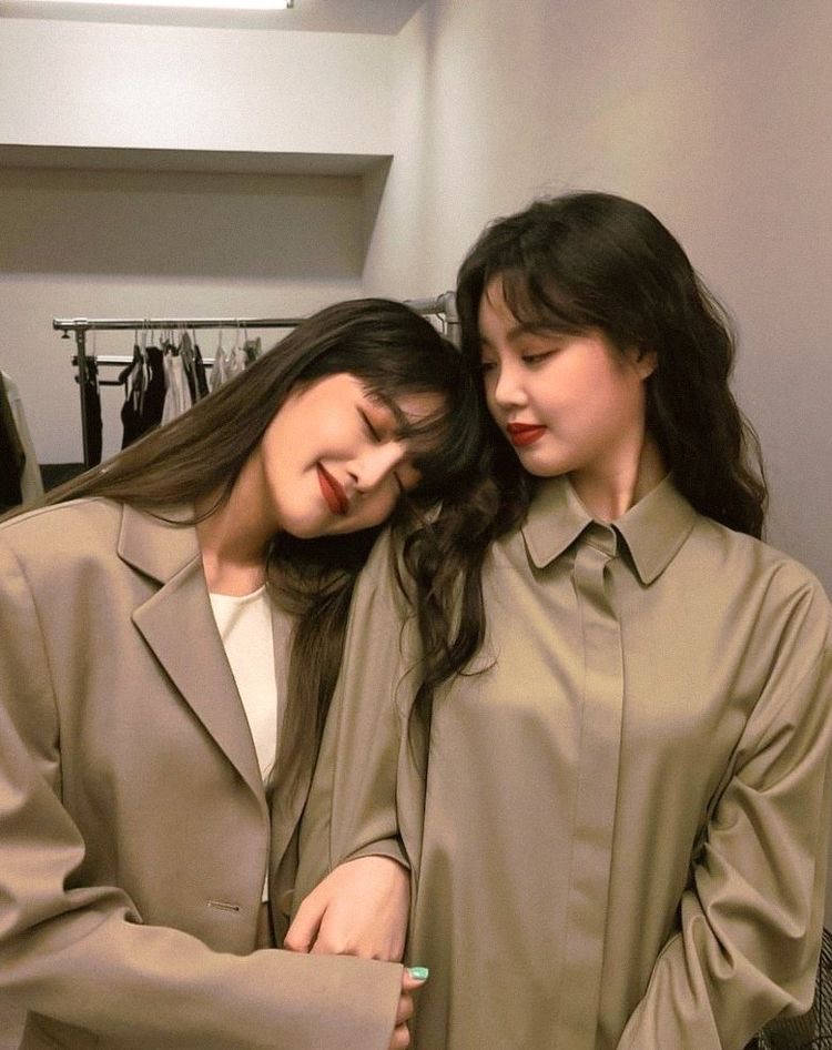 hourlygidle's tweet image. minnie and soojin the prettiest duo