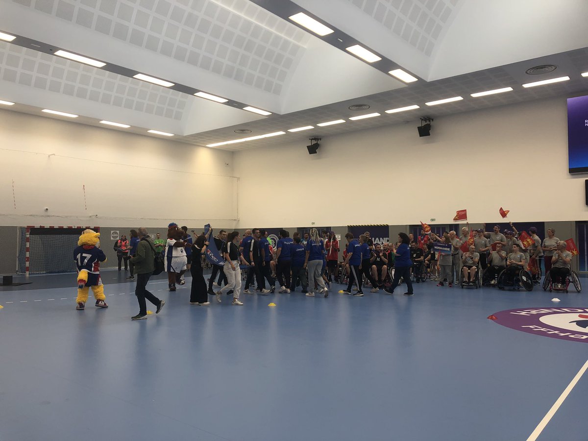 bbarbusse's tweet photo. Aujourd’hui à la @ffhandball ce sont les #HandEnsemble ! A la Maison du hand c’est la fête du hand en fauteuil et adapté avec @pajean1325 en maître de cérémonie !
Ça pique à 8h30 mais le jeu en vaut la chandelle… 🤗 https://t.co/Q5CSZtqZqL