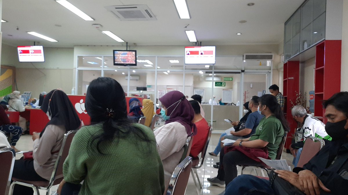 AndreTiara's tweet photo. Dear @palangmerah @PalangMerahInd1 khususnya di kota Bandung, lain kali tolong di manage dgn baik dong utk antriannya, masa kursi donor darah cuma 8 yg aktif, pdhl msh ada yg kosong tp tidak terpakai sehingga antrian mau donor aja bisa 2-3 jam. https://t.co/f0UuvozsQd