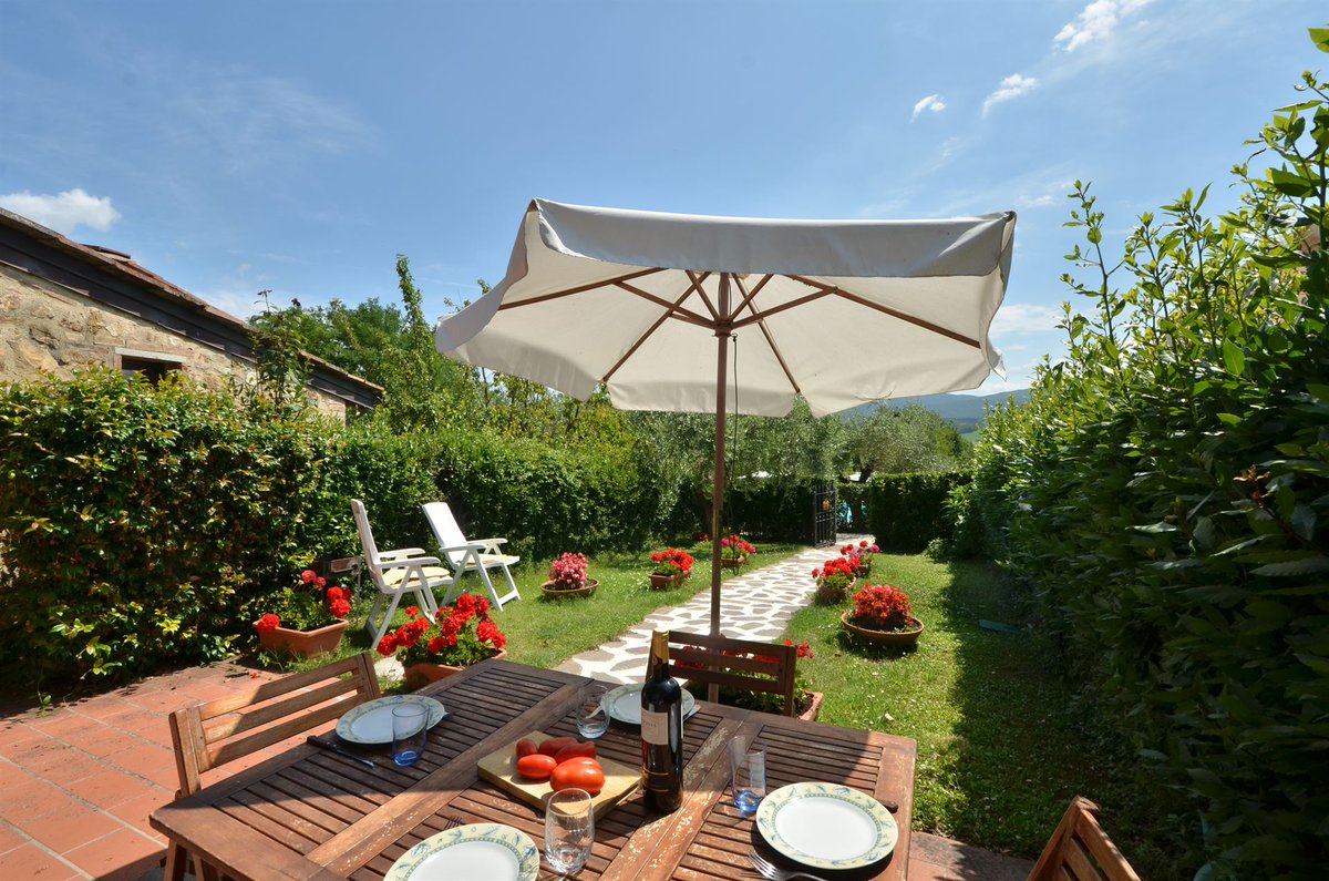 ToTuscany's tweet photo. Villa Il Sole e la Luna is a traditionally Tuscan ground floor apartment with a private garden situated in the lovely Partena resort. Comprised of 18 properties, the resort is within easy reach of Siena. #colledivaldelsa #HolidayResort #TuscanHamlet https://t.co/PDB9aZXJtc https://t.co/3noLI2J2vi