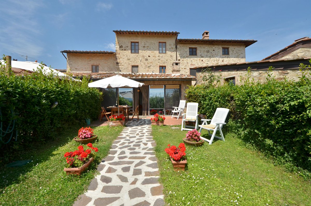ToTuscany's tweet photo. Villa Il Sole e la Luna is a traditionally Tuscan ground floor apartment with a private garden situated in the lovely Partena resort. Comprised of 18 properties, the resort is within easy reach of Siena. #colledivaldelsa #HolidayResort #TuscanHamlet https://t.co/PDB9aZXJtc https://t.co/3noLI2J2vi
