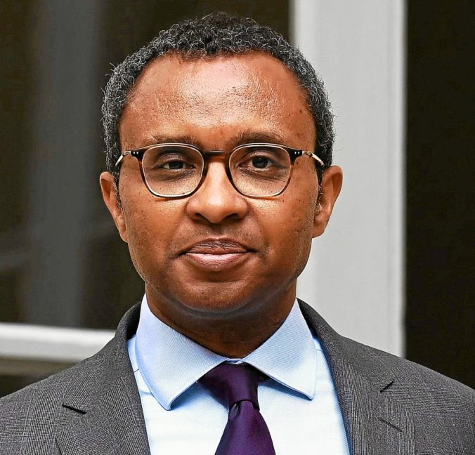 bembelly's tweet photo. #Tuto: Savoir prononcer le #nom du Ministre de l’Education Nationale (et les #Noms #africains sans "#N(haine)")

◾️Ne pas dire «#haine Ndiaye» 
◾️Dire directement  #Ndiaye p’tain!
Sans «#N [escamoté] » Je répète, sauf dans vos têtes si vous voulez.. 
https://t.co/YkILenMJ3y https://t.co/nrVhxo8Mpu