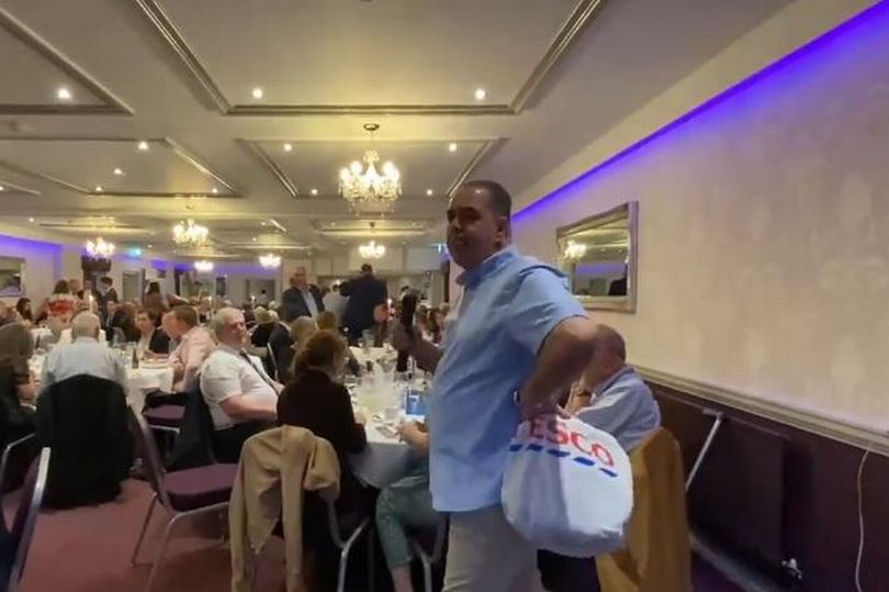 Anti-Brexit campaigner gatecrashes Conservative Party conference dinner in Wales
bit.ly/3wxxSKZ