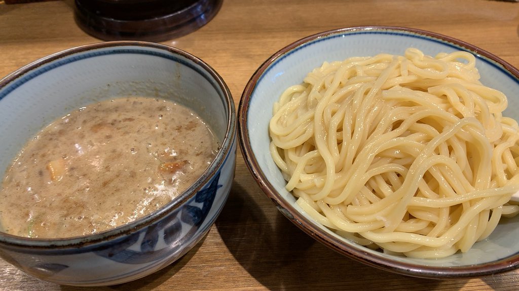RIZUREI's tweet photo. #鼈＠小岩
濃厚煮干つけ麺
煮干しが香る若干酸味の利いた動物魚介つけ汁は、粘度そこそこでコッテリし過ぎず／アッサリし過ぎずの絶妙なバランスで飽きない美味しさ。茹で加減・〆・水切り全て文句なしの三河屋製麺のモチプリ太麺はつけ汁と好相性。トータルバランスに優れた一杯。 https://t.co/toefetLFdw