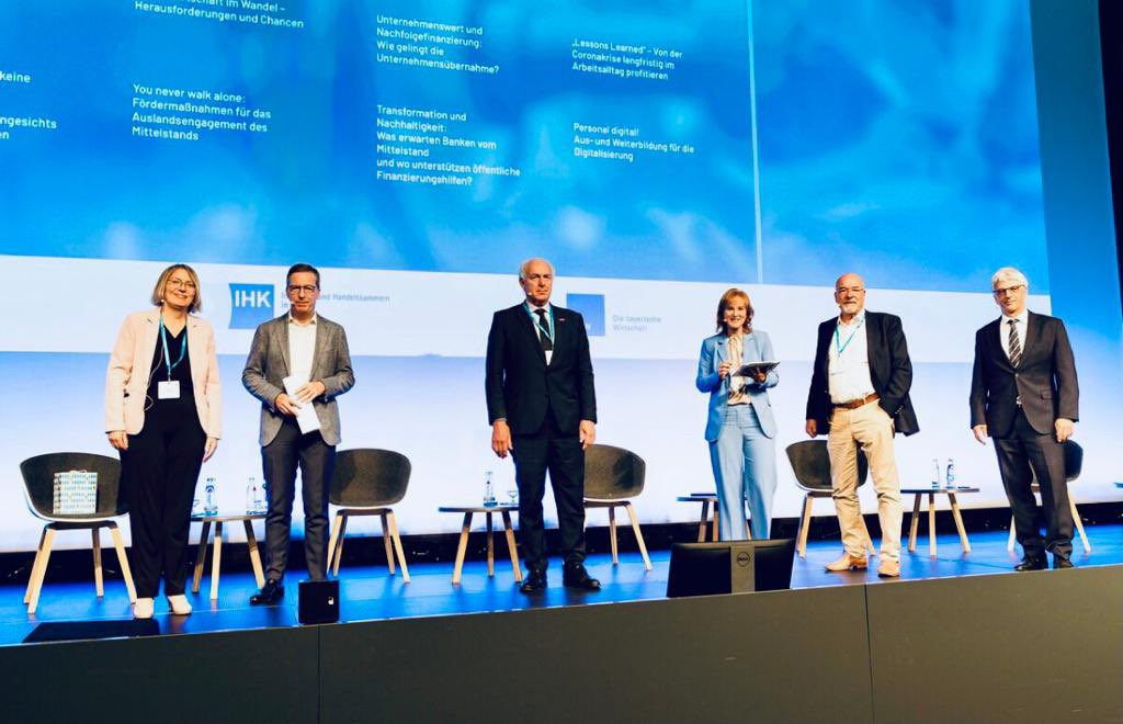 Talking_Bridges's tweet photo. Der bayerische Mittelstand steht in den Startlöchern für die Zukunft. Auf dem #Mittelstandskongress in Nürnberg, den ich moderieren durfte, herrschte digitale Aufbruchstimmung 💫. Danke an meine Gäste und alle Beteiligten 💐. (c) StMWi/S.Geiger. https://t.co/RpiCaS9khJ