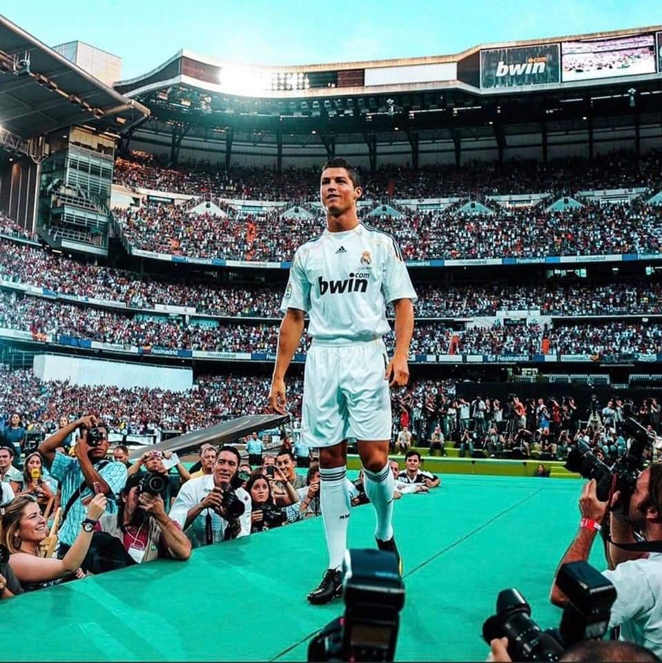 moabdelkareem_1's tweet photo. لن يشهد التاريخ صفقة كهذه التي غيرت معاني تاريخ اوروبا الكروي….♥️
صفقة #كريستيانو #رونالدو إلى #ريال_مدريد https://t.co/GkvkdSYa2b