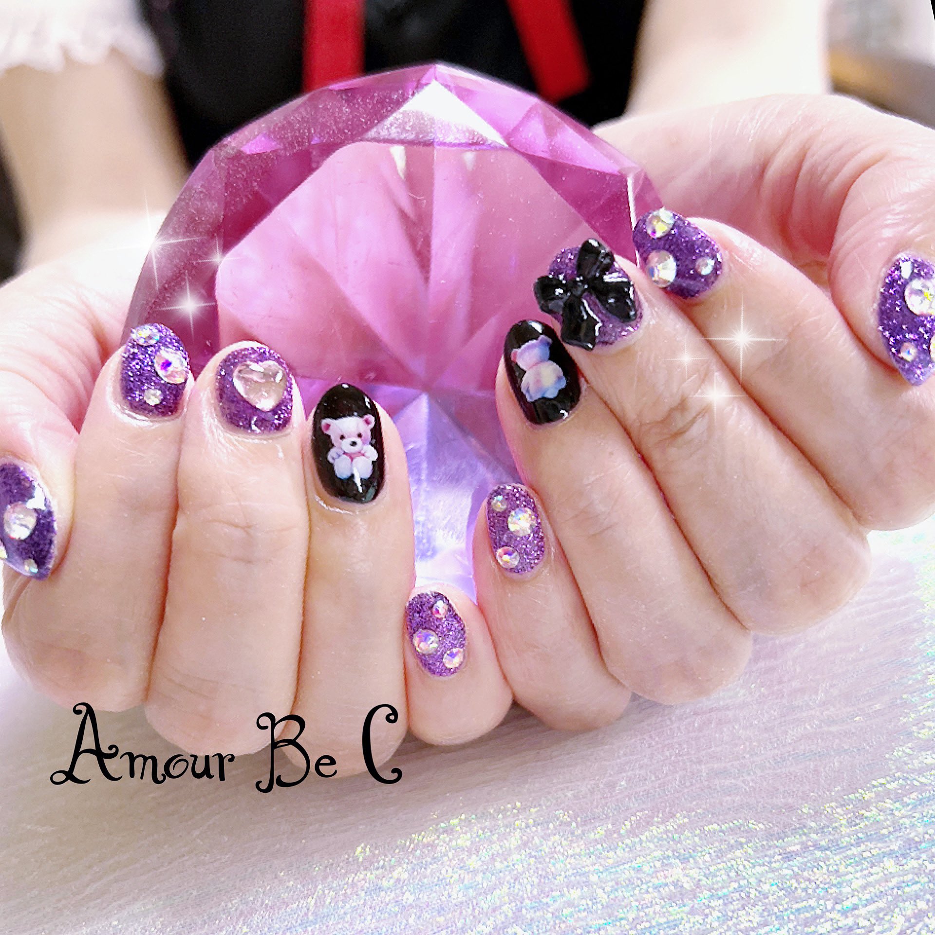 木屋町ネイルサロンamourbec 他店オフ無料 ａ様紫ラメと くまちゃんネイル 黒ジェルと黒のリボンパーツ とも可愛く組み合わせてくださり雰囲気にも似合われてました ａ様次回予約もありがとうございました シール1枚100えん ハートネイル くま