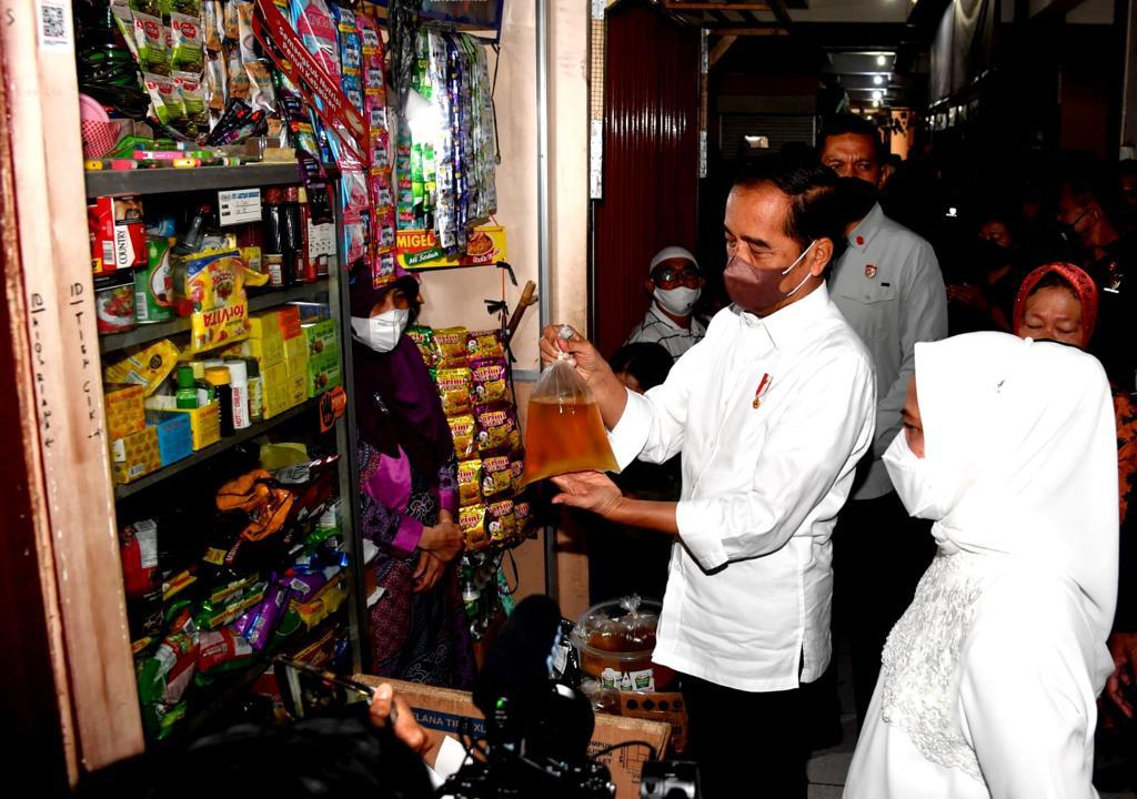 jokowi's tweet photo. Saya ke Pasar Muntilan di Magelang, pagi tadi. Minyak goreng (curah) ini berapa? “Satu liter Rp14.500, satu kilo Rp15.000, Pak," jawab seorang pedagang. 

Setelah membagi bantuan untuk penerima manfaat, kami pulang membawa belanjaan: rempah, sayuran, kerupuk, juga bakul bambu. https://t.co/SUH5z2oJzI