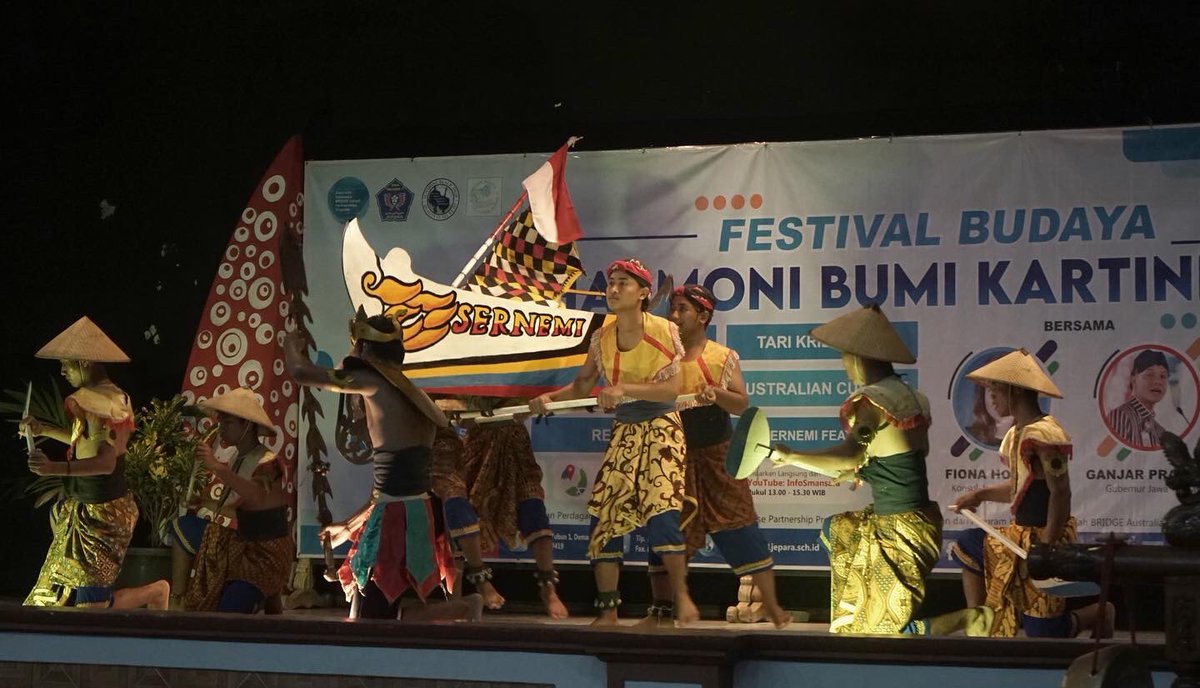 InfoSmansara's tweet photo. Konsul Jenderal Australia, Surabaya, Fiona Hoggart menghadiri Festival Budaya: Harmoni Bumi Kartini yang diselenggarakan oleh SMAN 1 Jepara dan Sunshine Beach State High School, Queensland, Australia, Jumat (20-5-2022). @BRIDGEschools https://t.co/bUVmAQW5GP