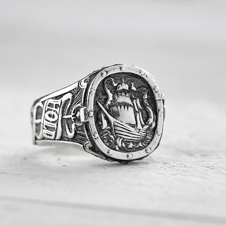 VolsteadUk's tweet photo. Hold Fast 

This solid silver ring is detailed with Long Johns vessel holding its own with one of the deep sea’s monsters.

🔗 https://t.co/tY7eTjSiWP https://t.co/UcRVtPmlmw