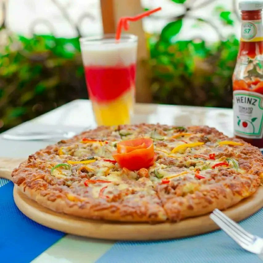 romeosdelights's tweet image. Whoo-hoo!! have you heard? Free Cheesy goodness has landed in Town,Visit us or order yours today🤤🍕 🍕 

👉Buy one get another free today...Hurry while its lasts

#pizzalovers | #pizztime | #buy1get1 | #Visitus | #pizzasato | #Order | #Glovo #RomeosRestaurant | #wedeliver