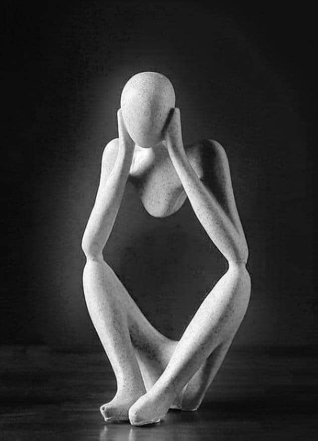 الخروج من أسر جمود بعض الافكار والمفاهيم الموروثة يصاحبه معاناة فكرية ونفسية شديدة، تصيبنا أحيانا بحالة تشوش، وعدم اتزان فكري، وسيولة في الوعي، ثم نصل إلى التوازن واستعادة الوعي الصلب بعد صراع يخلف الكثير من الندوب في الروح لكنه يكسر أقفال العقل ويفتح نوافذ النور.
#شريف_مصطفى_م