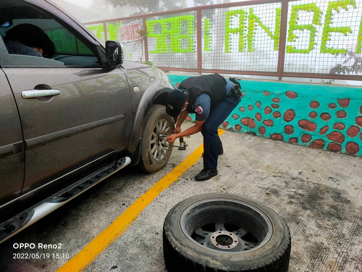 MpsSablan's tweet photo. Aside from enforcing the law, the police also extend their service in changing the flat tire of a motorist at View Deck, Banangan, Sablan, Benguet.
#TeamPNP
#PNPKakampiMo
#ToServeandToProtect https://t.co/6eYMLBUVOl