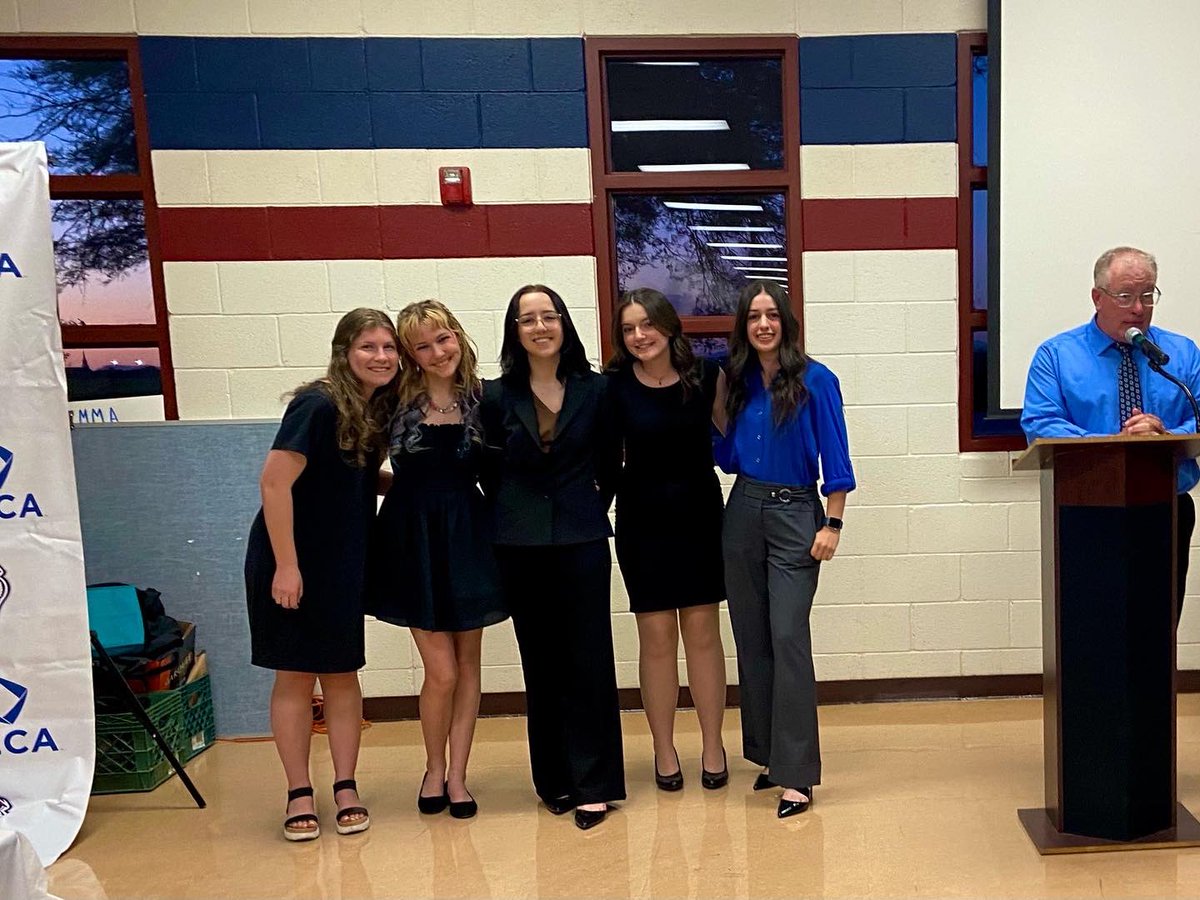 PerryDECA's tweet image. That is a wrap for the 2021-2022 Officer Team. Congratulations to our new officer team of Grace Knutson, Juliet Read, Katelin Mascari, Stella Jones and Bella Keselman. #maximizeyourmomentum #maxmomentum