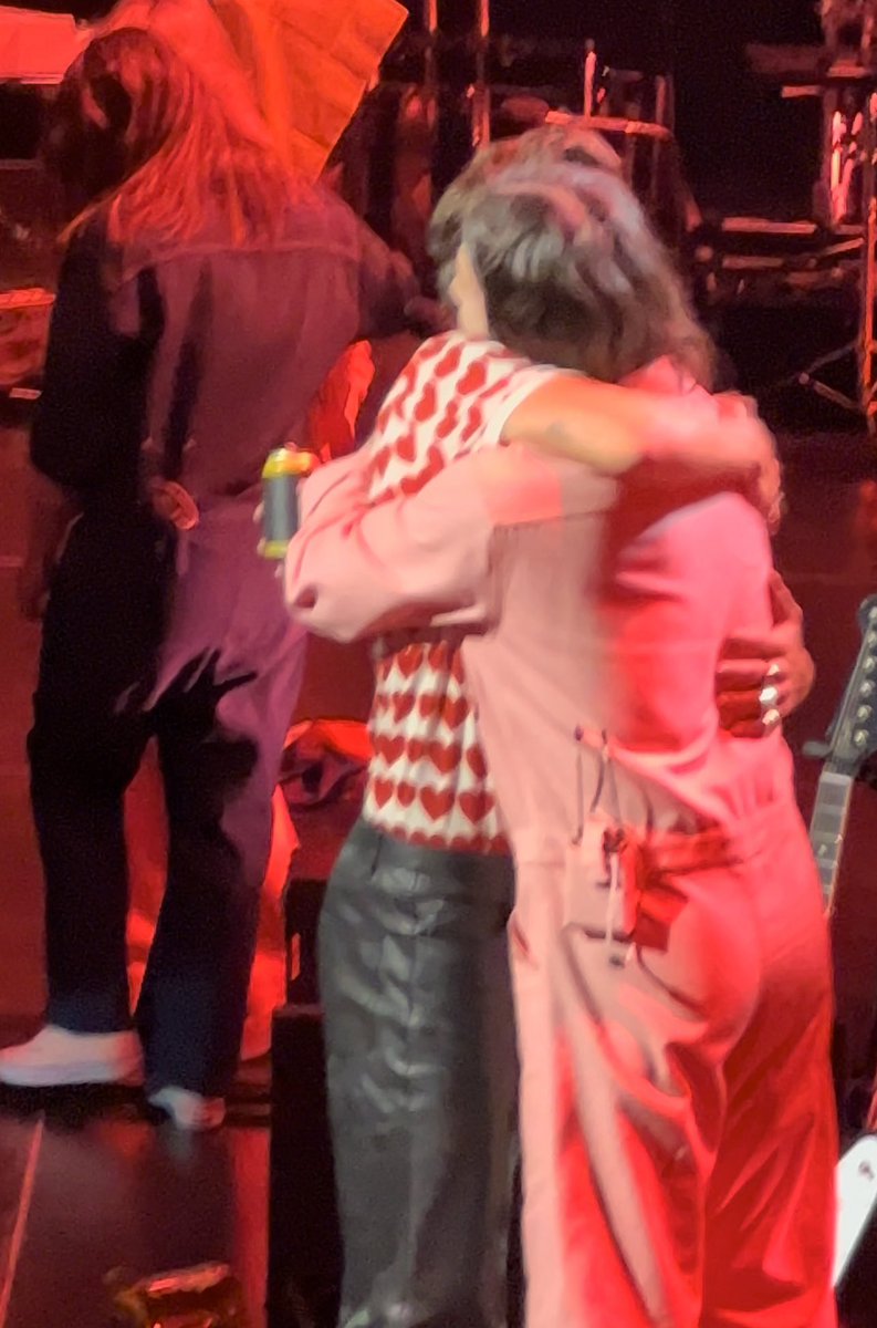 HLDTour's tweet photo. Harry hugging Mitch!
#HarrysHouse #ONONYC
5.20.22

📸: damnitdanaaa https://t.co/AAez1EgITb